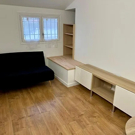 2 Bedrooms Entierement Renove - 200m De La Apartman *