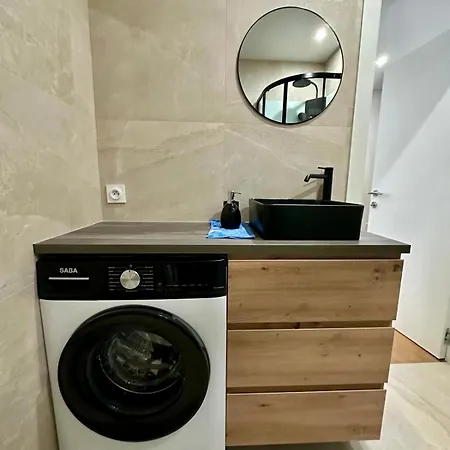 2 Bedrooms Entierement Renove - 200m De La Apartman